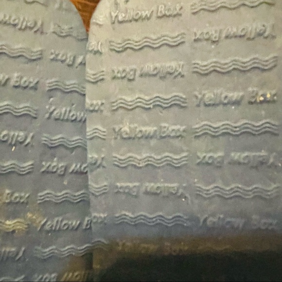 🌼 Cute Yellow Box Blue Rhinestone Flip Flops! - Picture 12 of 12